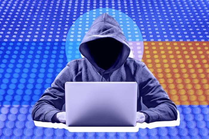 Imagen típica de un hacker con una laptop para aprender a cómo saber si tu celular ha sido hackeado