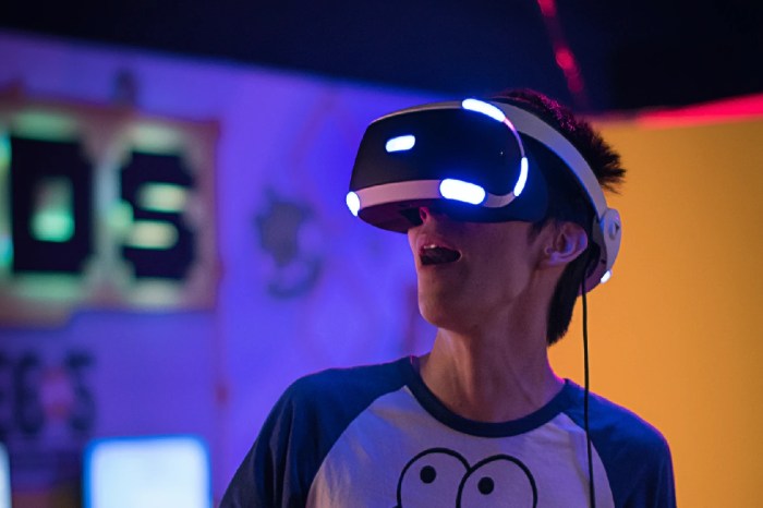 Una persona usa un dispositivo de realidad virtual de la PlayStation VR