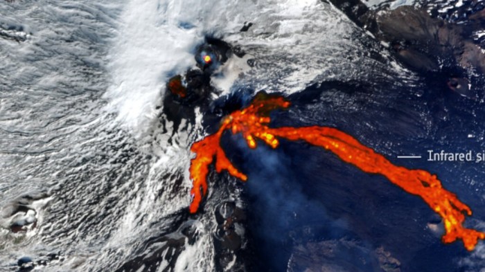 La imagen muestra al volcán Etna en plena erupción.