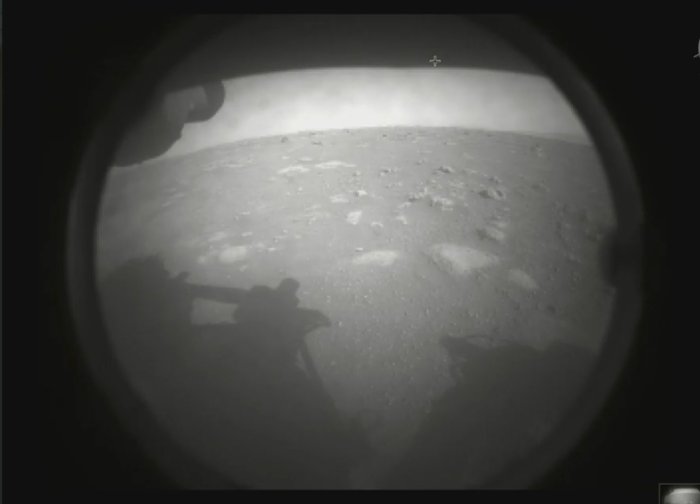 Se muestra la primera imagen del rover Perseverance desde la superficie de Marte.