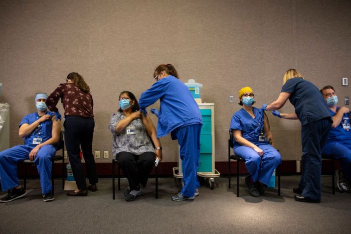 La imagen muestra a un grupo de funcionarios de la salud siendo vacunados en Portland, Estados Unidos.
