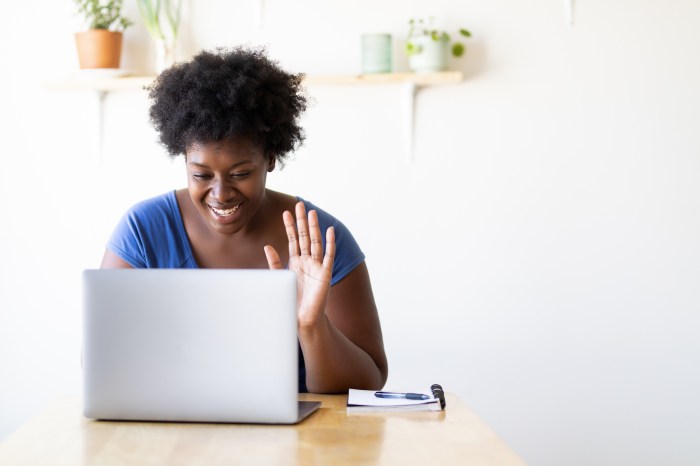 La imagen muestra a una mujer mientras participa de una conversación por internet.