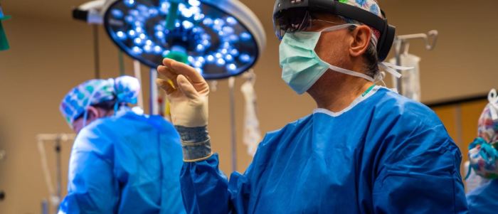 Las gafas HoloLens usadas como herramienta de asistencia en un quirófano
