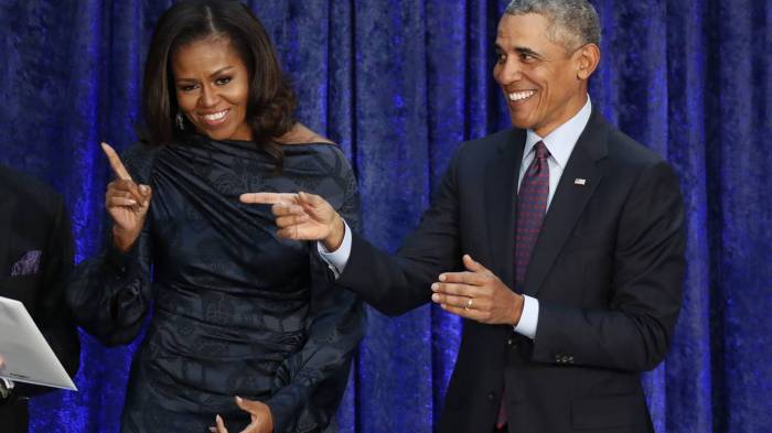 La imagen muestra a Michelle y Barack Obama.