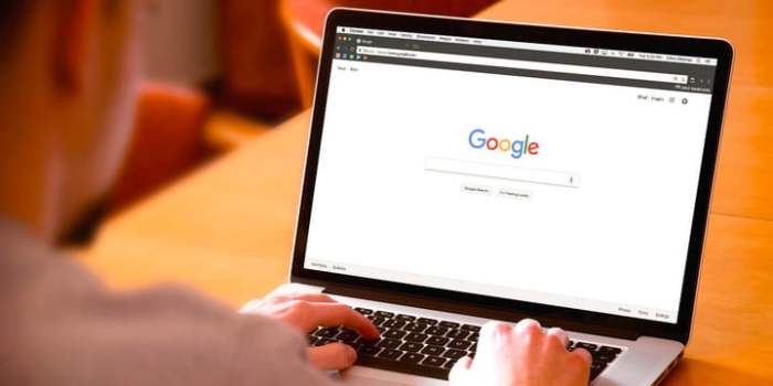 una laptop usa el navegador google chrome