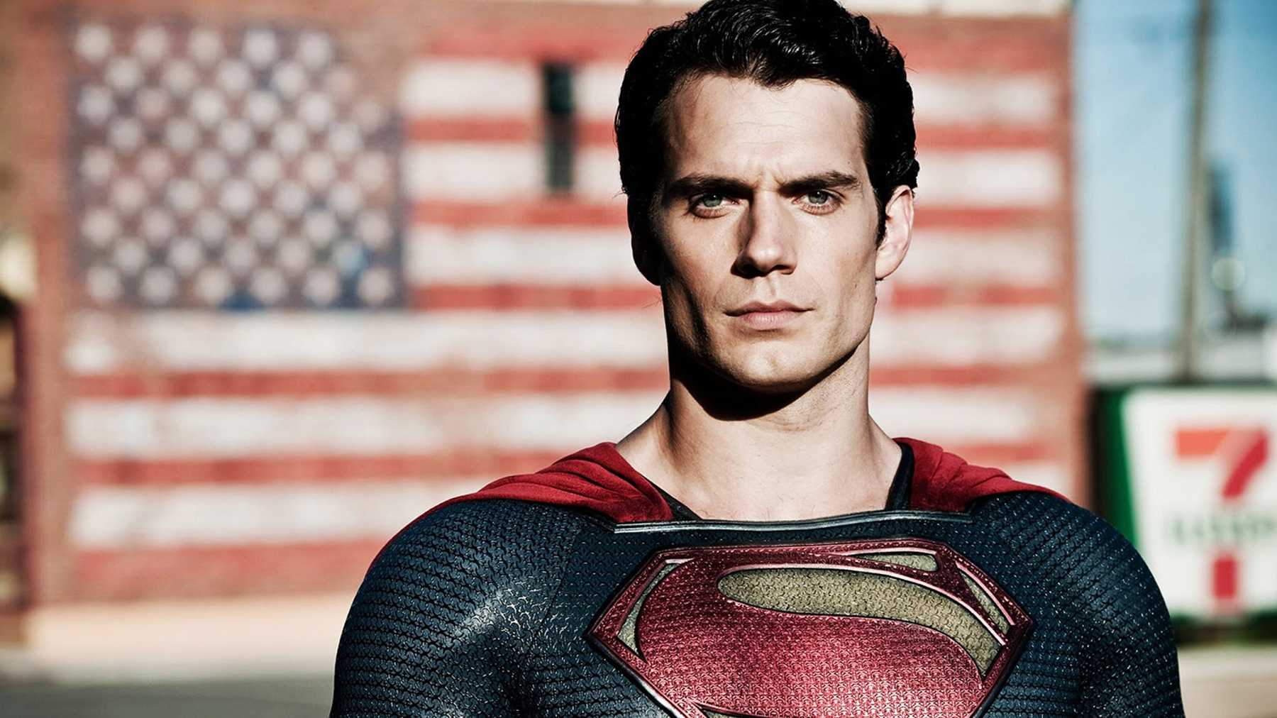 La imagen muestra a Henry Cavill en el papel de Superman.