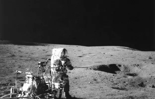 La imagen muestra al astronauta Alan Shepard jugando golf en la Luna.