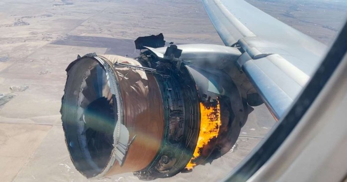 Un motor de United Airlines incendiado