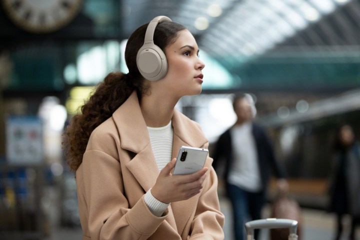 Una mujer utilizando los audífonos WH-1000XM4 de Sony.