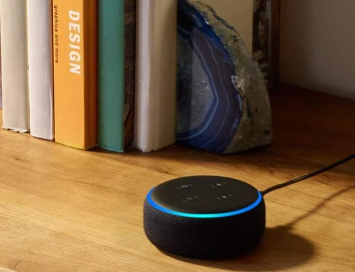 Amazon Echo Dot sobre una superficie de madera
