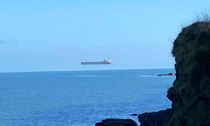 La imagen de un barco que flota por una ilusión óptica fue captada en el puerto de Falmouth, al sur de Inglaterra