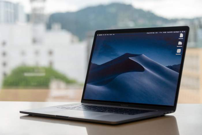Laptop sobre una mesa en modo normal mostrando un paisaje para comparar Apple MacBook Pro 15 vs. HP Spectre x360 15