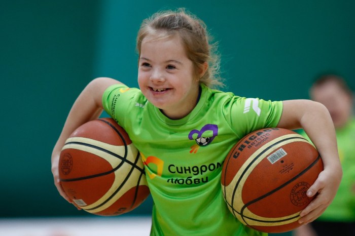 Una niña con Síndrome de Down juega básquetbol