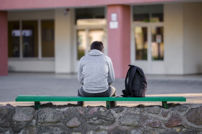 Un estudiante sentado dando la espalda