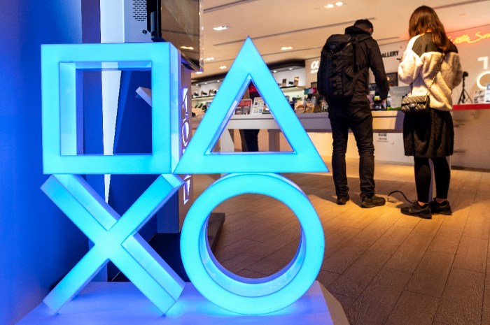 Una tienda física de videojuegos con el logo de PlayStation