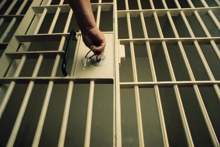 Un guardia de prisión abre la celda de una cárcel