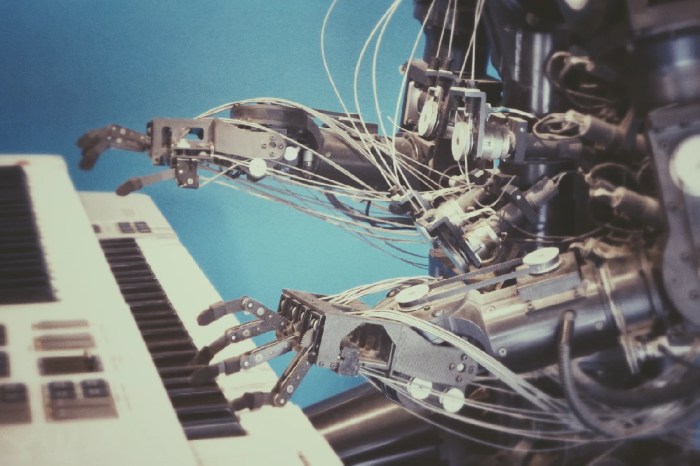 Robot tocando un piano