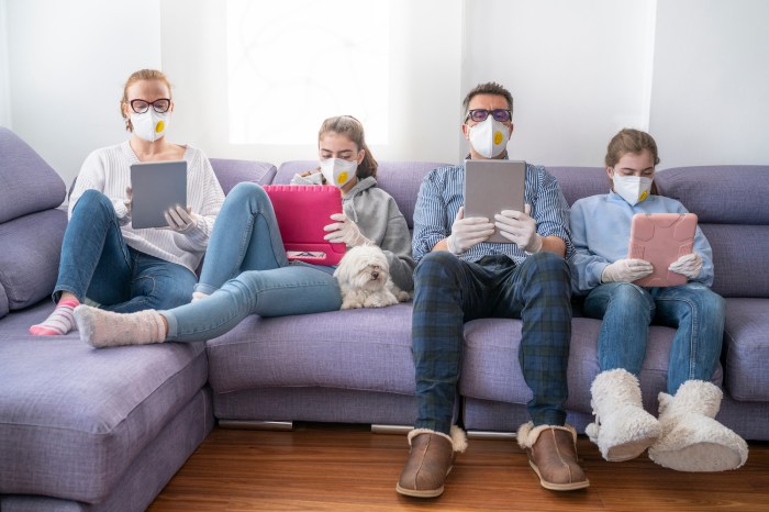 pandemia tecnologia que se volvio imprescindible family at home sofa with mask and tablet pc in quarantine isolation