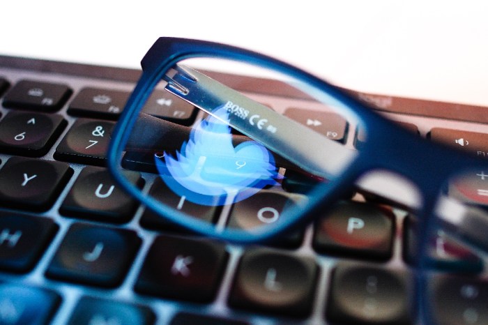 Unas gafas con el logo de Twitter sobre el teclado