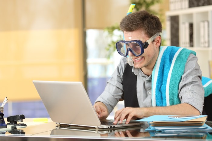 Una persona prepara sus vacaciones frente a una computadora