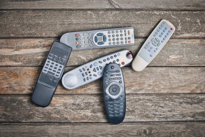 controla la tv con estas apps many remotes on wooden background