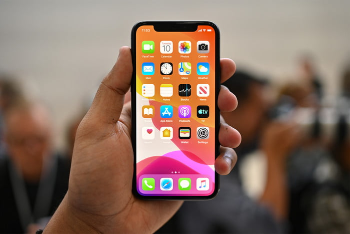 Celular Apple en la mano de una persona con la pantalla principal para comparar al iPhone 11 vs. iPhone XR 1