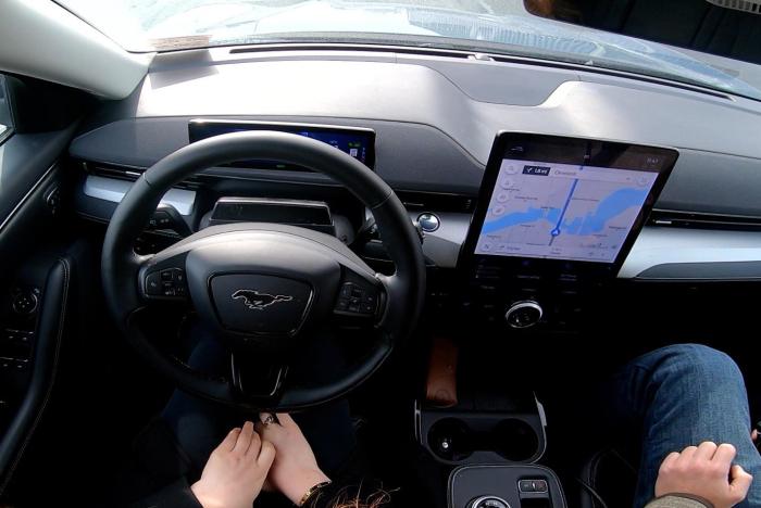 El sistema de conducción semiautónoma BlueCruise llegará a dos autos Ford a finales de 2021