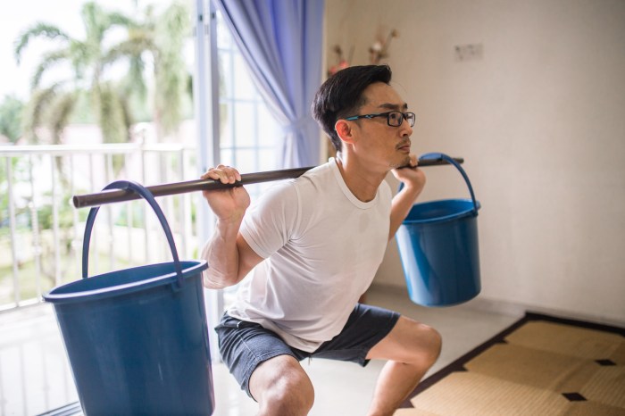 aparatos de gym para casa an asia chinese man doing squat workout by using bucket instead of weights equipment training at ho