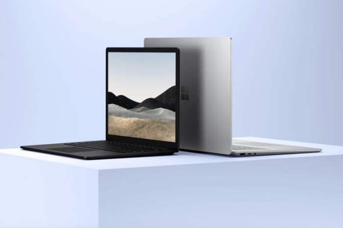 Una laptop en color gris de espaldas a otra en color negro sobre un cubo gris para comparar a la Surface Laptop 4 vs. Surface Laptop 3
