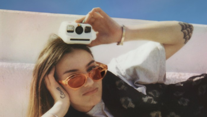 Una imagen de la cámara instantánea Polaroid Go