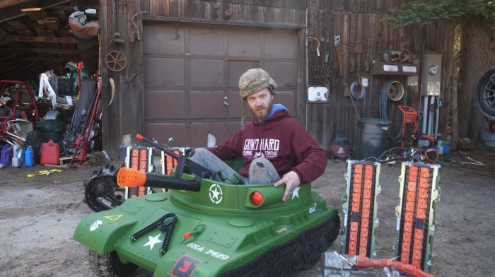 Unos youtubers ponen un motor de 479 caballos a un tanque de juguete Power Wheels