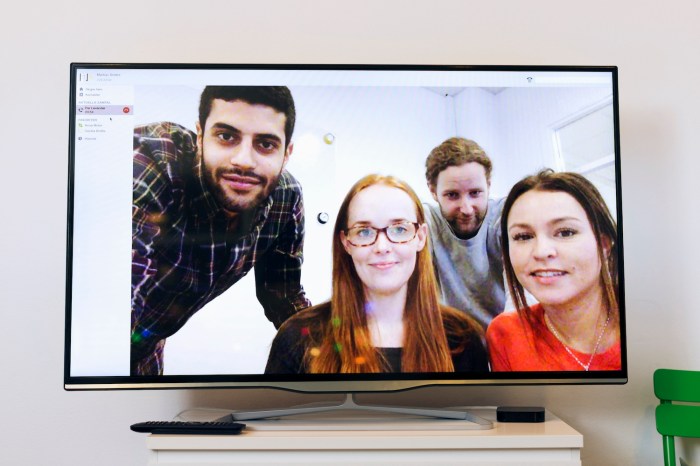 videollamadas por tv business people on screen in video conference room at creative office