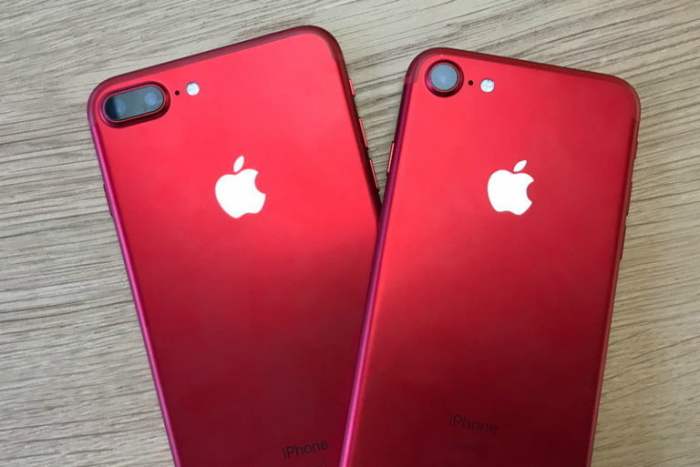 Dos celulares color rojo para instalar la version Apple iOS 15