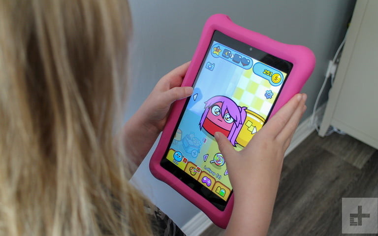 Una niña jugando con una Amazon Fire HD 8 Kids Edition, una de las mejores tabletas Android