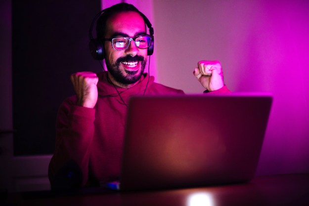 Un hombre jugando en su laptop gamer nueva.