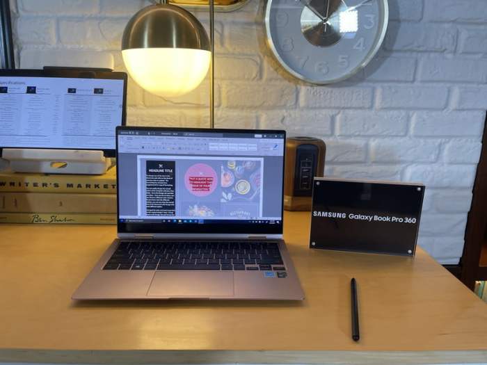 Galaxy Book Pro sobre una mesa de madera junto a un S Pen