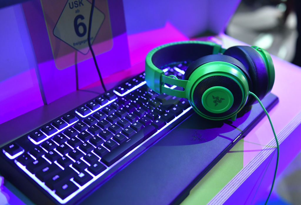 Un teclado y unos auriculares usados para jugar videojuegos en PC