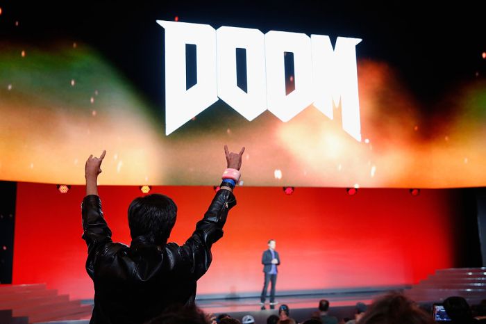 Una imagen del logotipo del videojuego Doom durante la conferencia de Bethesda de E3 2015