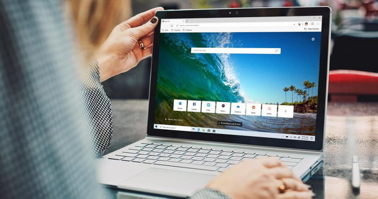 Una persona usando su laptop para solucionar los problemas con Microsoft Edge