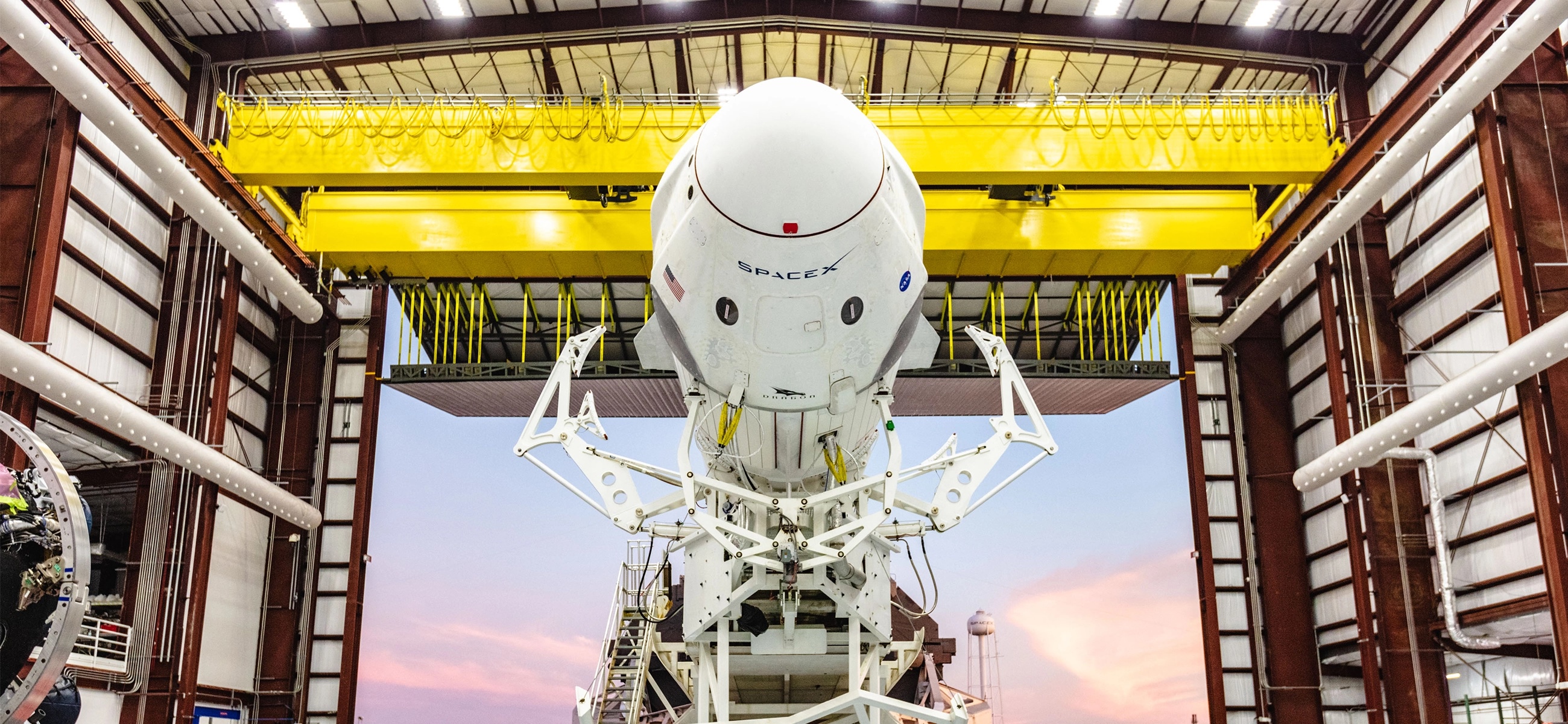 La cápsula Dragon de SpaceX acoplada al cohete Falcon 9.