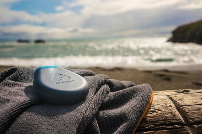 Un dispositivo hotspot portátil sobre una toalla en una playa.
