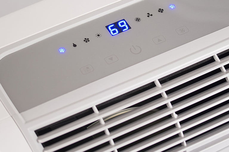 Probando aire acondicionado portátil recién instalado