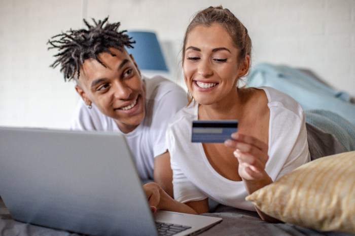 Una pareja compra en línea