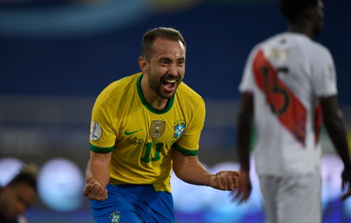 Everton Ribeiro de Brasil celebra un gol en la Copa América 2021