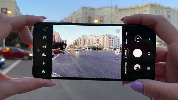 Una persona usando su celular para tomar una foto y comparar el Galaxy A52 5G vs. Pixel 4a 5G