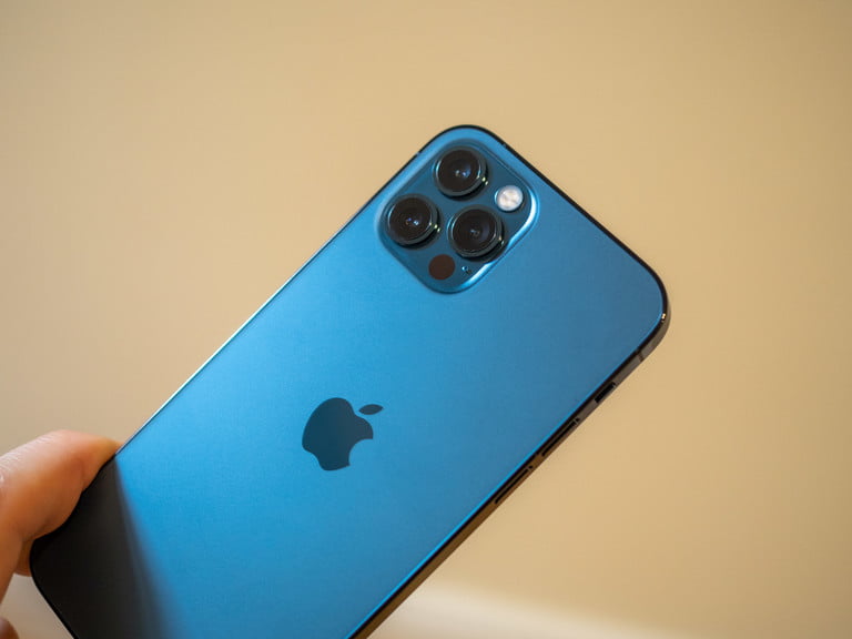 iPhone 12 con pantalla a 120 Hz, zoom 3x y en azul marino entre algunas de  sus supuestas especificaciones según una filtración
