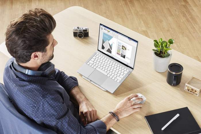 Un hombre trabajando con una laptop Razer Book 13 sobre un escritorio, , una de las mejores alternativas a MacBook