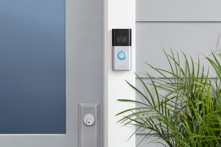 Frente de una casa mostrando la puerta principal y un timbre a su costado, para comparar al Ring Video Doorbell 3 vs. Ring Video Doorbell Pro