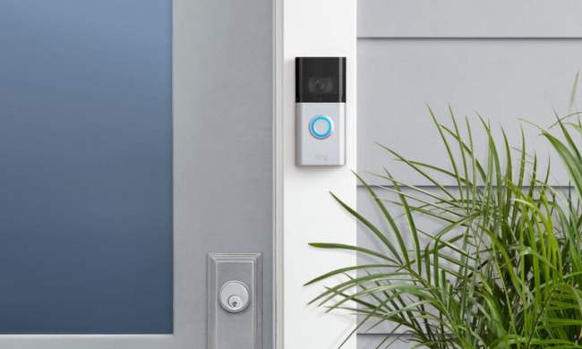 Frente de una casa mostrando la puerta principal y un timbre a su costado, para comparar al Ring Video Doorbell 3 vs. Ring Video Doorbell Pro