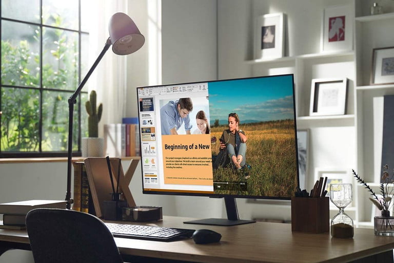 Monitor Samsung M5 smart en un escritorio de una oficina en casa, uno de los mejores monitores para MacBook Air